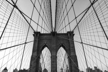 Metropolis şehrinin mimarisi. Brooklyn Köprüsü. New York mimarisi. Brooklyn Köprüsünden Manhattan 'a. Brooklyn Köprüsü 'nün şehir mimarisi simgesi. Köprü tasarımını askıya al.