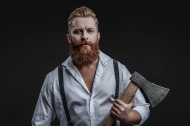 Olgun kızıl sakallı, şık saç stili, askılı, siyah baltalı adam..