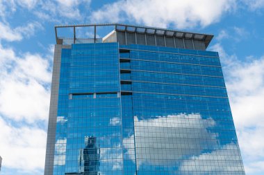 Perspektif şehir gökdeleni. Modern gökdelen binası. Metropolis 'teki cam bina. Gökdelen perspektif görüntüsü. Şehir mimarisi. Modern cam binaların mimarisi.