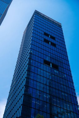 Gökdelen perspektif görüntüsü. Şehir mimarisi. Modern ofis binasının mimarisi. Perspektif şehir gökdeleni. Modern gökdelen binası. Şehir merkezindeki ofis binası. Görüş açısı.