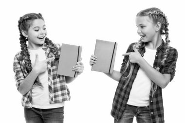 Lise eğitimi. Kızlar günlük hakkında düşüncelerini paylaşıyorlar. Çocuk bilgisi. Üniversite öğrencileri. Okul kızları ve günlük defterleri. Arkadaşlıklarının günlüğü. Okula dönüyorum. işaret parmağı kitapta.