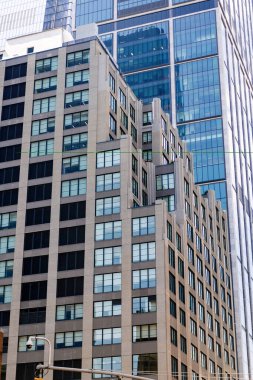 Ön cephe mimarisi. İş alanında bina. Cam bina. Mimari detay. Modern mimari. Modern cam iş merkezi. Cam cephe mimarisi.