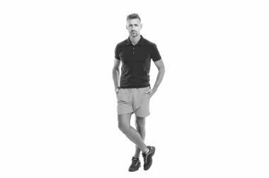 Spor kıyafetleri içinde spor yapan sporcu spor salonunda spor ve spor eğitimi alan beyaz stüdyo arka planında izole edilmiş..