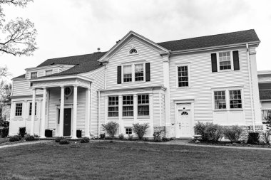 Banliyö evi. Gayrimenkul. Amerika 'nın banliyösünde bir mimarlık evi. Banliyöde bir ev. Banliyö mahallesi. Amerikan mahallesindeki yazlık evde. Resimli bir mahalle..