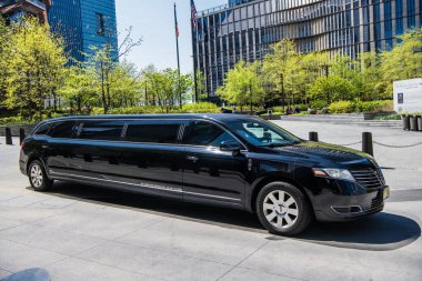 New York City, ABD - 28 Nisan 2024 Lincoln MKT lüks araba siyah renk, yan görüş. Lincoln MKT limonlu araba. Siyah lüks Lincoln MKT yolda. Lüks Lincoln MKT açık havada.