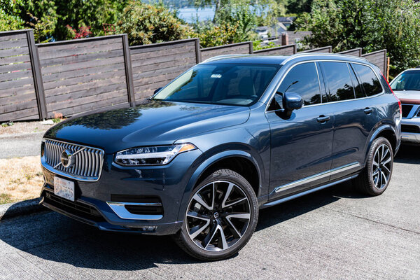 Сиэтл, штат Вашингтон, США - 3 июля 2024 года: Volvo XC90 темно-синего цвета. Volvo XC90 - роскошный кроссовер среднего размера, выпускаемый и продаваемый Volvo Cars.