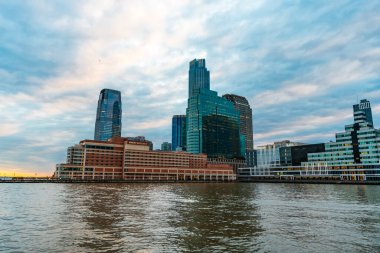 New York, Jersey City, ABD - 21 Aralık 2023: Hyatt Regency Jersey Şehri Hudson 'da gökdeleni ve gökdeleniyle birlikte. Yükseklik.