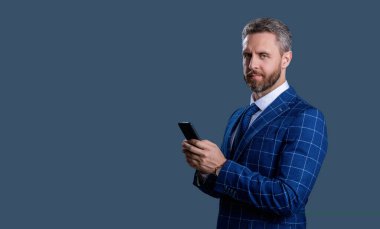 Telefonu olan İspanyol bir iş adamı. Telefon kullanan bir iş adamı. Gri yolda insan telefonu görüşmesi izole edildi. İş adamı sohbeti. İş adamı mesajlaşması ve mesajı. Sosyal ağ. Boşluk afişini kopyala.