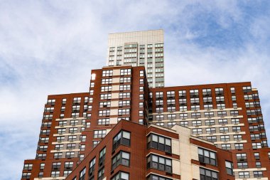 Gökdelen perspektif görüntüsü. Şehir mimarisi. Modern ofis binasının mimarisi. Perspektif şehir gökdeleni. Modern gökdelen binası. Metropolis 'teki mimari bina. Alt görünüm.