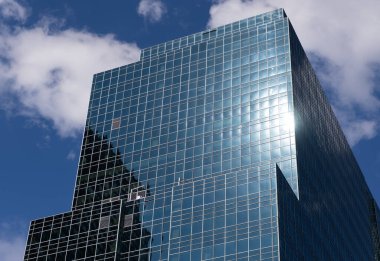 Gökdelen perspektif görüntüsü. Şehir mimarisi. Modern ofis binasının mimarisi. Perspektif şehir gökdeleni. Modern gökdelen binası. Metropolis 'teki mimari bina. Yüksek kule.