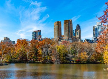 New York sonbaharı. Doğanın sonbahar güzelliği. Şehir parkında doğa. Parkta sonbahar manzarası. Sonbahar manzarası. Doğa sonbahar manzarası. Central Park 'ta sonbahar sezonu. Sonbaharda mevsimlik şehir manzarası