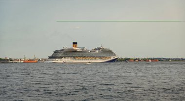 New York, ABD - 16 Haziran 2023 Veneziaw Karnavalı. New York Manhattan 'ın Skyline' ı Hudson Nehri yolcu gemisiyle seyahat ediyor.