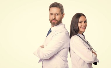 Steteskoplu pratisyen hekim. Tıp, sağlık ve insan konsepti. Hastanede pratisyen hekim. Kendine güvenen pratisyen doktor muayenehanede duruyor. Boşluk afişini kopyala.