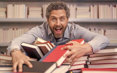 Okul kitaplarla dolu. Öğretmen veya öğrenci için okul eğitimi. Okul profesörü kütüphanede kitap okuyor. Edebiyat dersi öğretmeni. Üniversite öğretmeni sınıfta. 1 Eylül.