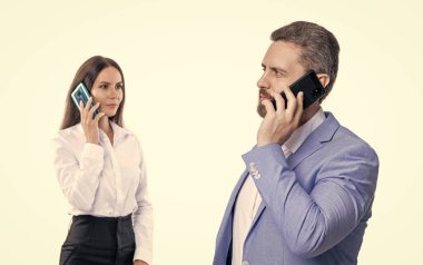 İş görüşmesi çağrısı. İş arkadaşına telefon et. Telefonda konuşan iş adamları beyazlar üzerinde izole edilmiş. İş adamları konuşmak için kurumsal telefonu kullanıyor. Ofiste iş iletişimi.