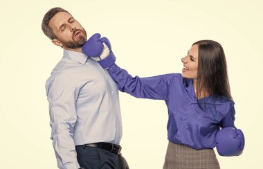 İki iş adamıyla iş kavgası. İş adamları birbirlerine karşı savaşırlar. İş kavgası. İş ortakları beyazlarla savaşıyor. Öfke kontrolü. Anlaşmazlıkların çözümünün sonuçları.