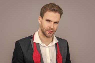 İş dünyasının patronu portresi Gri üzerine izole edilmiş başarılı bir iş adamı.