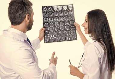 Hemşire Xray nükleer ilaç. Beyazlar üzerinde izole edilmiş beyin MR taramasına bakın..