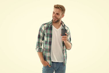 Stüdyoda kahve içen mutlu bir milenyum adamı. Kahveli milenyum adamı fotoğrafı. Kahveli milenyum adamı beyaz üzerine izole edilmiş. Geçmişinde kahve olan bin yıllık bir adam..