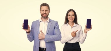 Ürün teklifi. Reklam sunumu, kopyalama alanı. İş adamları telefon ekranını sunuyor. Beyazda izole edilmiş bir telefon gösteren iş adamları. Yeni iş uygulaması. Çevrimiçi bankacılık. İyi teklif..