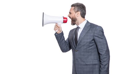 İş adamı rekabeti duyurdu. İş çatışması. Hoparlördeki çalışana bağıran bir işadamı beyaz ışıkta izole edilmiş. İş adamının terfi konusunda ortağıyla anlaşmazlığı var. Hedeflerdeki farklar.