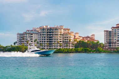 Miami plajı, Florida. Yatı olan lüks Fisher Adası 'nın manzarası. Miami 'de yaz. Teknede lüks bir tatil. Yatı olan bir balıkçı adası. Miami Fisher Adası ve lüks yat.