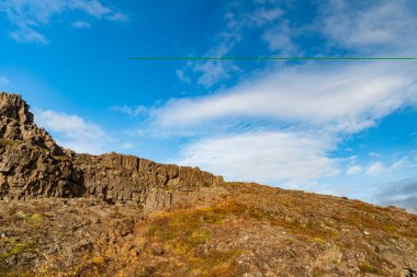 Rocky tektonik Almannagja dağı. Dağ jeolojisi kayası. Jeoloji kayalık uçurumu. Uçurumun kenarındaki Almannagja. İzlanda 'daki dağ uçurumu. İzlanda 'nın vahşi doğasında jeolojik tektonik kaya.