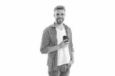 Sabah kahvesi içen pozitif bir adam beyaz üzerine izole edilmiş. Arka planda sabah kahvesi olan bir adam. Stüdyoda sabah kahveli bir adam. Sabah kahveli bir adamın fotoğrafı..