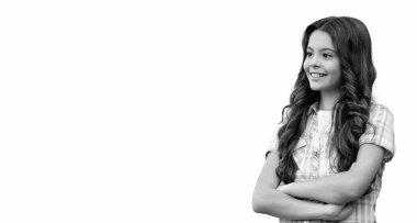 Kıvırcık saçlı şık bir kız. Taşıma konsepti. Genç bir kızın saçı beyazda izole edilmiş. Stüdyoda şık bir kız. Gençliğin saç güzelliği. Kıvırcık saç stili. Pankart. Genç kızın saç stili..