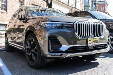 New York, ABD - 31 Mart 2024: BMW X7 modern gri araba açık havada, köşe manzaralı.