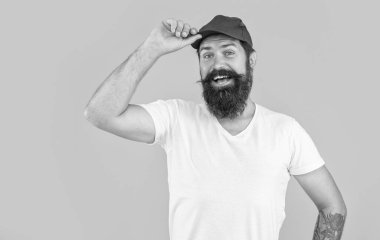 Teslimatçı kurye stüdyoda. Teslimatçı kuryenin şapkalı fotoğrafı. Teslimatçı kurye sarı yolda izole edilmiş. Arkaplanda teslimatçı kurye.