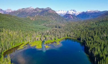 Doğa manzarası. Washington Cascade Dağları 'ndaki Cooper Gölü. Cooper Gölü 'nün popüler doğa yürüyüşü. Cooper gölü ve dağ manzarası. Cooper Gölü Dağı 'nın manzarası. Ebedi güzellik.