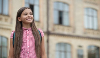 Okula dönelim. Sırt çantalı genç kız okula gidiyor. Eğitim ve bilgi. Ortaokulda çantalı bir kız öğrenci. Çalışma zamanı. 1 Eylül. Üniversite eğitimi. Boşluk afişini kopyala.