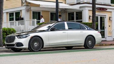 Miami Beach, Florida USA - 10 Haziran 2024: Mercedes-Benz Maybach S 680 Miami plajında. Beyaz ve siyah Mercedes-Benz Maybach S 680 okyanus yolunda