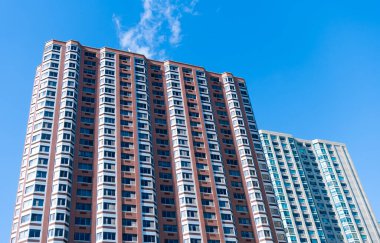 Modern bina. Metropolis 'teki mimari bina. İkamet binası perspektifi. Şehir mimarisi. Modern konut binasının mimarisi. Perspektif şehir gökdeleni. Modern şehircilik.