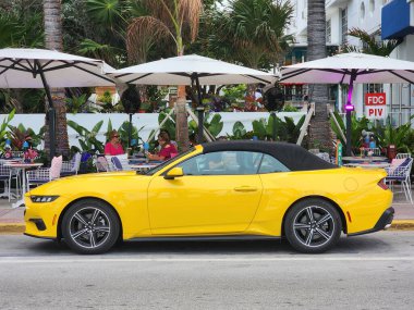 Miami Beach, Florida USA - 5 Haziran 2024: Ford Mustang EcoBoost Miami plajında sarıydı. Ford Mustang klasik bir Amerikan kaslı arabasıdır.