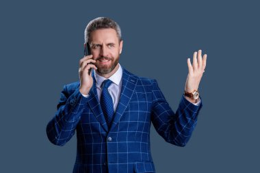 Telefonu olan orta yaşlı İspanyol işadamı. İş iletişimi. İş adamının Grey 'den izole edilmiş bir telefon görüşmesi var. Telefon kullanan bir iş adamı. Takım elbiseli bir adam telefonda konuşuyor. Bir anlaşmaya varın..