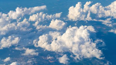 Pofuduk Beyaz Bulutlu Mavi Gökyüzü güneşli bir yaz gününde. Bulutlar - Mavi gökyüzü ve beyaz bulutlar. Arka plan bulutu yazı. Gün batımında gökyüzü bulutsuz. Doğal gökyüzü.