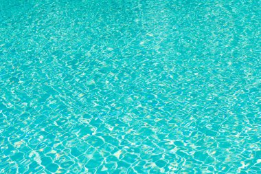 Mavi deniz lagünü dalgalanması. Deniz kıyısı kıyısı. Parlak sahil kıyısı. Yaz tatilinde. Dalgalanan suyun arka planı. Deniz sahili geçmişi. Yaz tatili. Tatil kaçamağı..