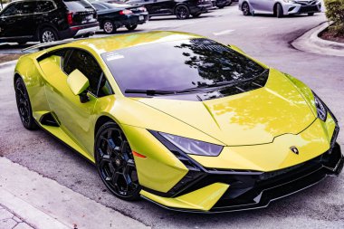 Miami Beach, Florida USA - 9 Haziran 2024 Lamborghini Huracan Tecnica Miami plajında sarı renkte. Lamborghini lüks bir İtalyan otomobil üreticisi.