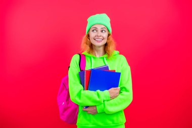 Okul eğitimi. Öğrenci hayatı. Üniversitedeki kadın öğrenci. Okula dönelim. Bilgi toplama günü. Üniversitede eğitim. Pembe üzerine izole kadın. 1 Eylül. Bilgi ve eğitim. Çalışma oturumları.