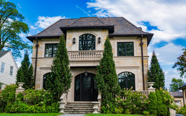 Архитектура резиденции. Пригородный район. Архитектура пригородного дома. Частный семейный дом. Соседская архитектура. Недвижимость. Жилой дом. Доступность жилья.