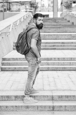 Sırt çantalı sakallı adam. Sakallı bir adam. Vahşi adam..
