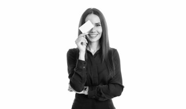 Mutlu bankacı plastik banka kartı gösteriyor. İş kadını kartvizit tutuyor. Ödeme kartı stüdyosuyla gülümseyen profesyonel bir kadın..