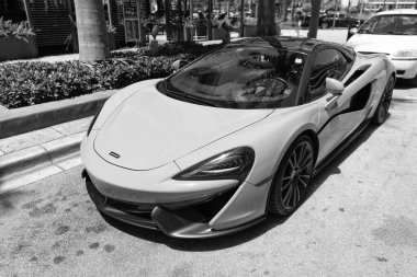 Miami Beach, Florida ABD - 15 Nisan 2021: beyaz Mclaren 570 üstü açık spor araba, köşe manzaralı.