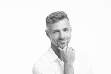 Tıraşsız, beyaz gömlekli bir adamın yüzü. Tıraşsız adamın portresi. Traşsız adamın yüzünün stüdyo fotoğrafı. Beyaz arka planda izole edilmiş olgunlaşmamış erkek portresi.