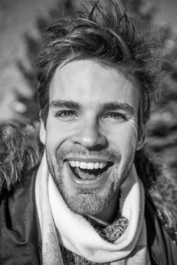 Şık bir adam kış modasını açık havada giyer. Kış tatillerinde moda adamı. Kışın moda ceketli adam. Adam kışın açık havada moda olur..