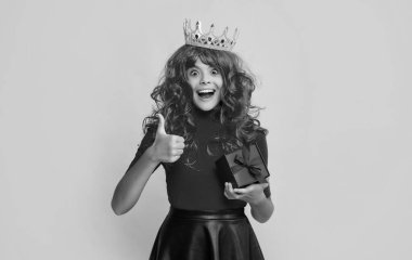 Sarı arka planda mevcut kutusuyla Diadem 'deki mutlu çocuk.