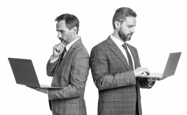 Düşünen işadamları stüdyoda serbest çalışıyorlar. İş adamlarının dizüstü bilgisayarlı fotoğrafları. Dizüstü bilgisayar kullanan iki iş adamı. Beyaz arka planda serbest çalışan işadamları.