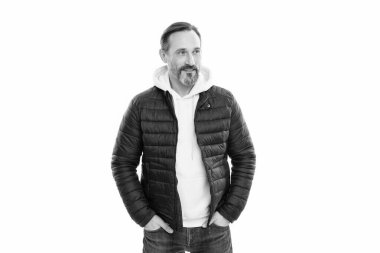 Gülümseyen olgun bir adamın ceketi. Ceketli olgun bir adam beyaz arka planda izole edilmiş. Adam stüdyoda kalın bir ceket giyiyor. Olgun bir adam için sonbahar ceketi.